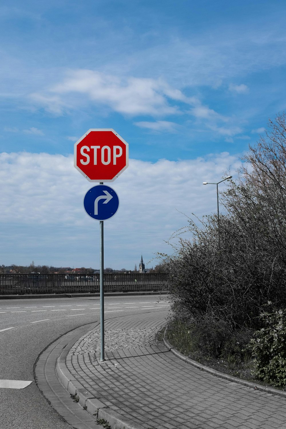 Panneau d’arrêt sur la route pendant la journée