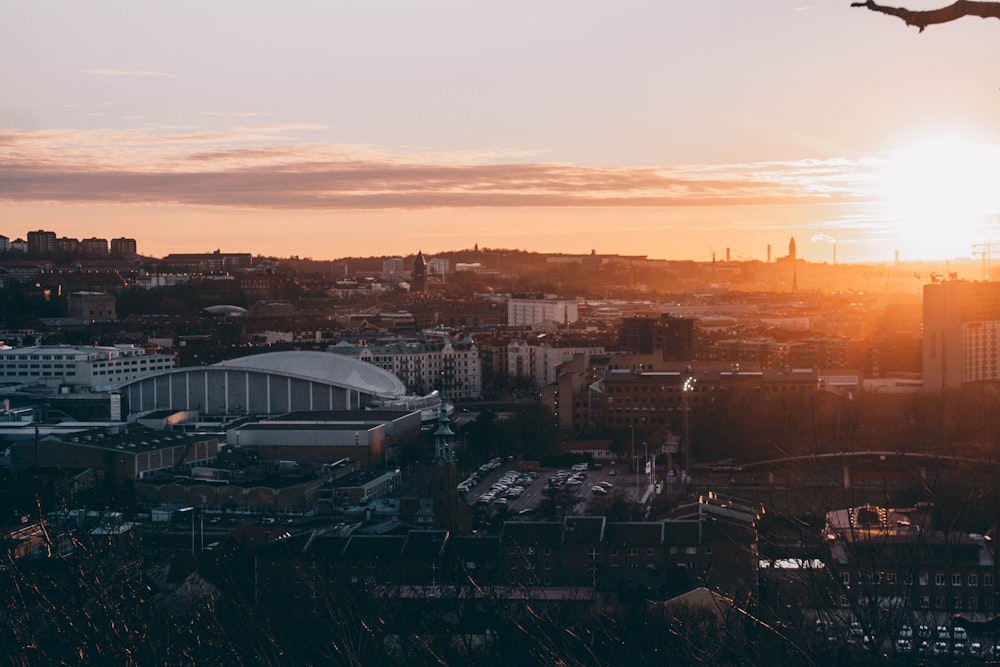 Luftaufnahme der Stadt bei Sonnenuntergang