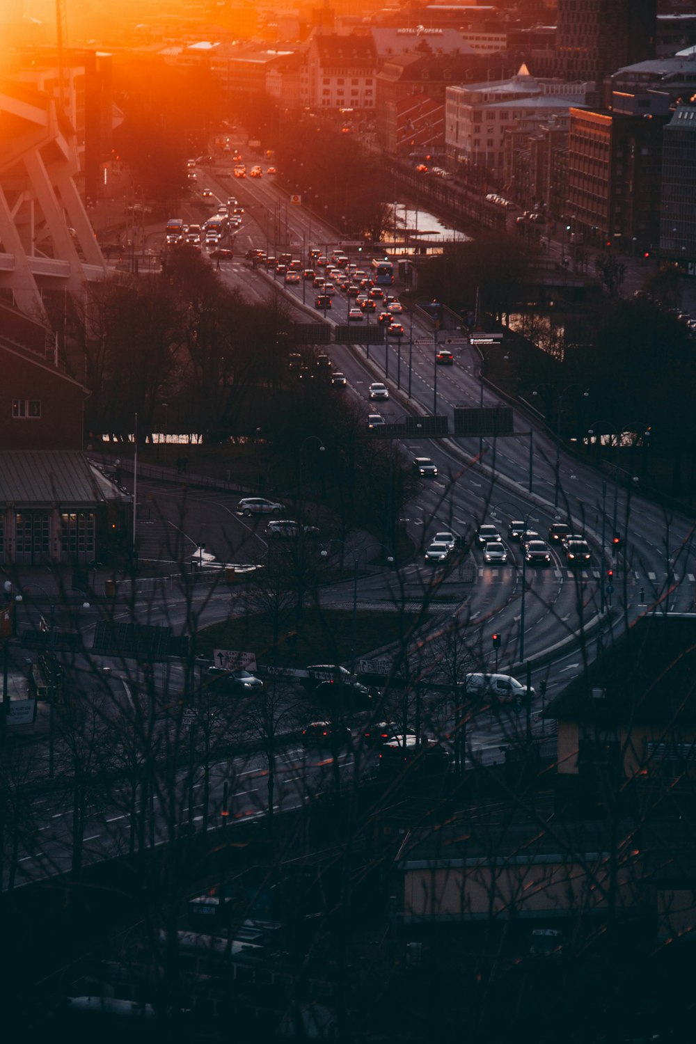 Stadt mit Hochhäusern während der Nachtzeit