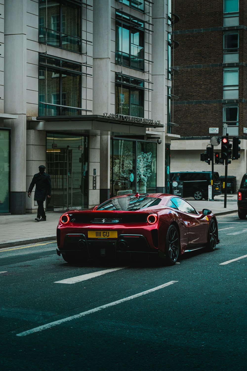 Ferrari 458 Italia rojo en la carretera cerca de un edificio durante el día