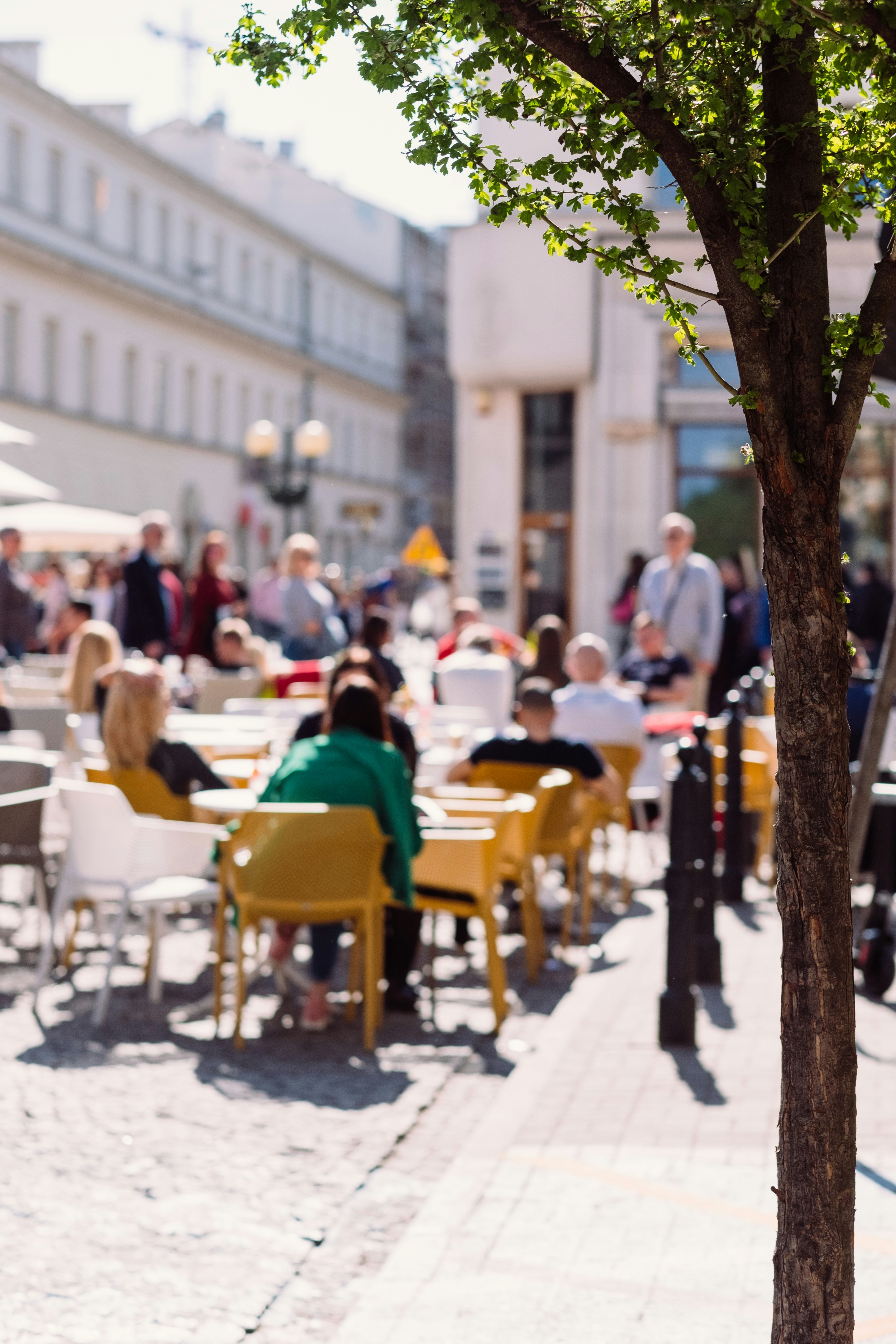 personnes assises sur des chaises en bois brun pendant la journée
