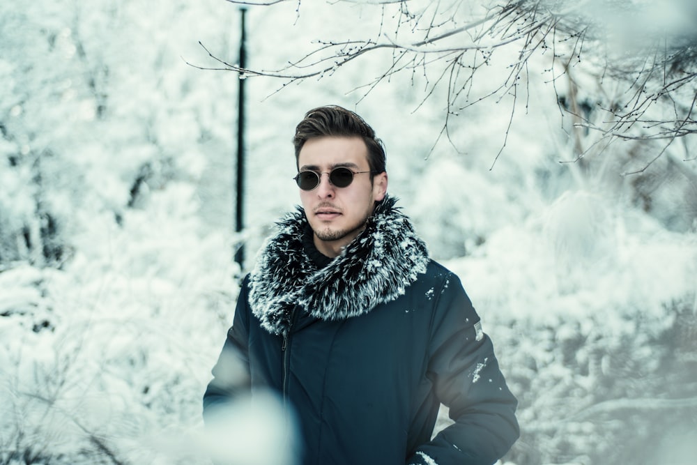 Un uomo che indossa occhiali da sole in piedi nella neve foto – Photo  Immagine gratuita su Unsplash