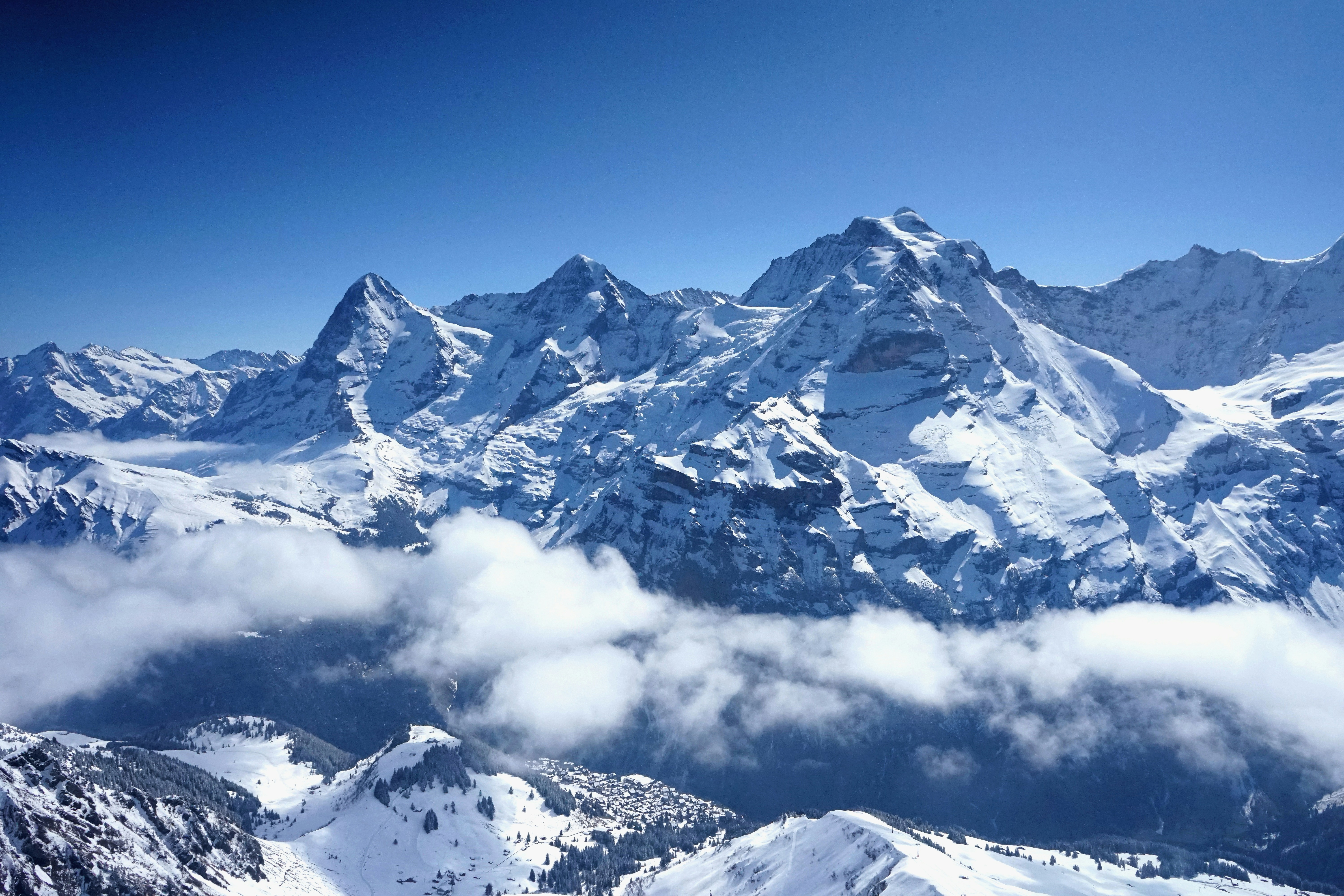 Montaña cubierta de nieve bajo el cielo azul durante el día