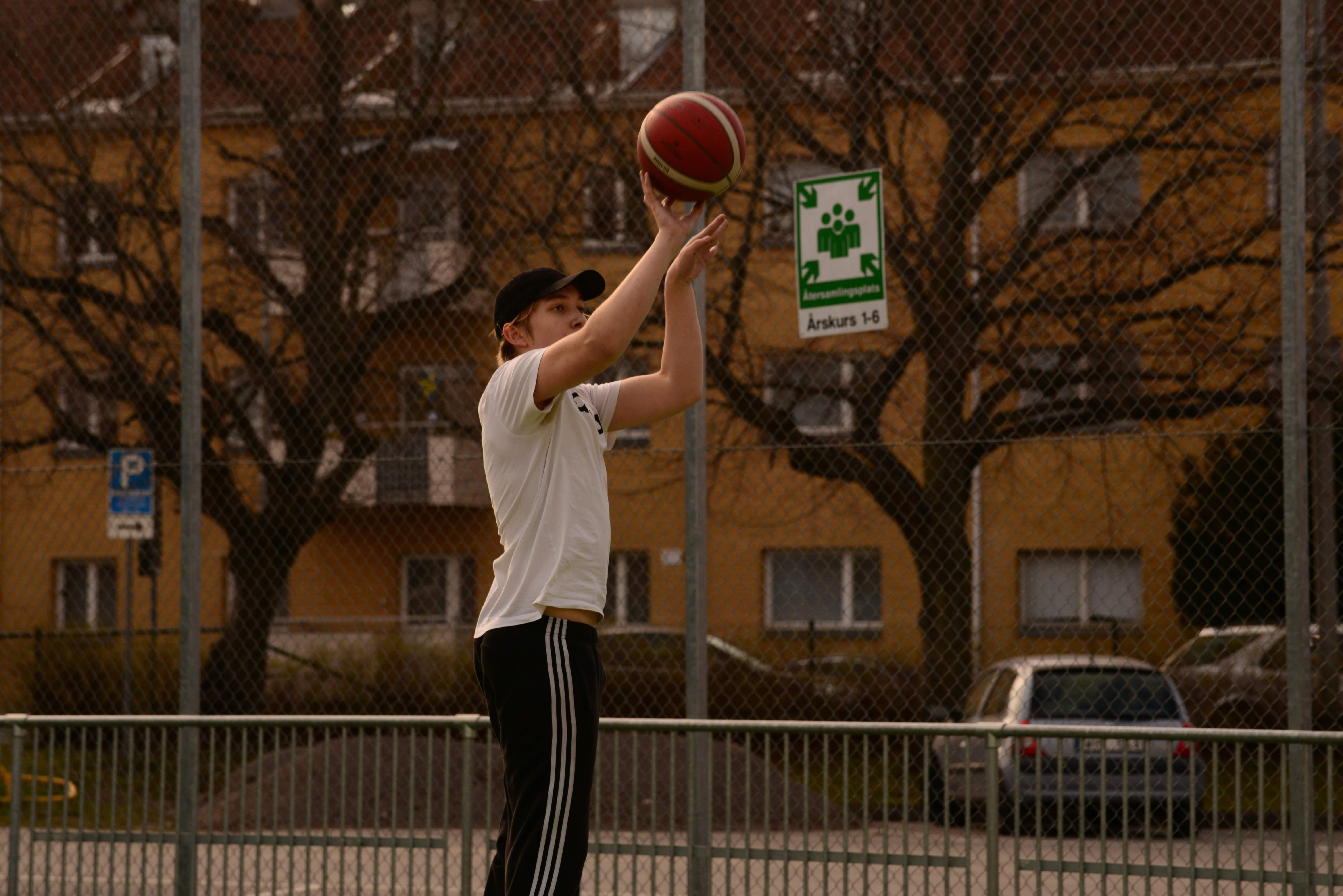Jugador de baloncesto lanzando tiros libres en un cierre tenso