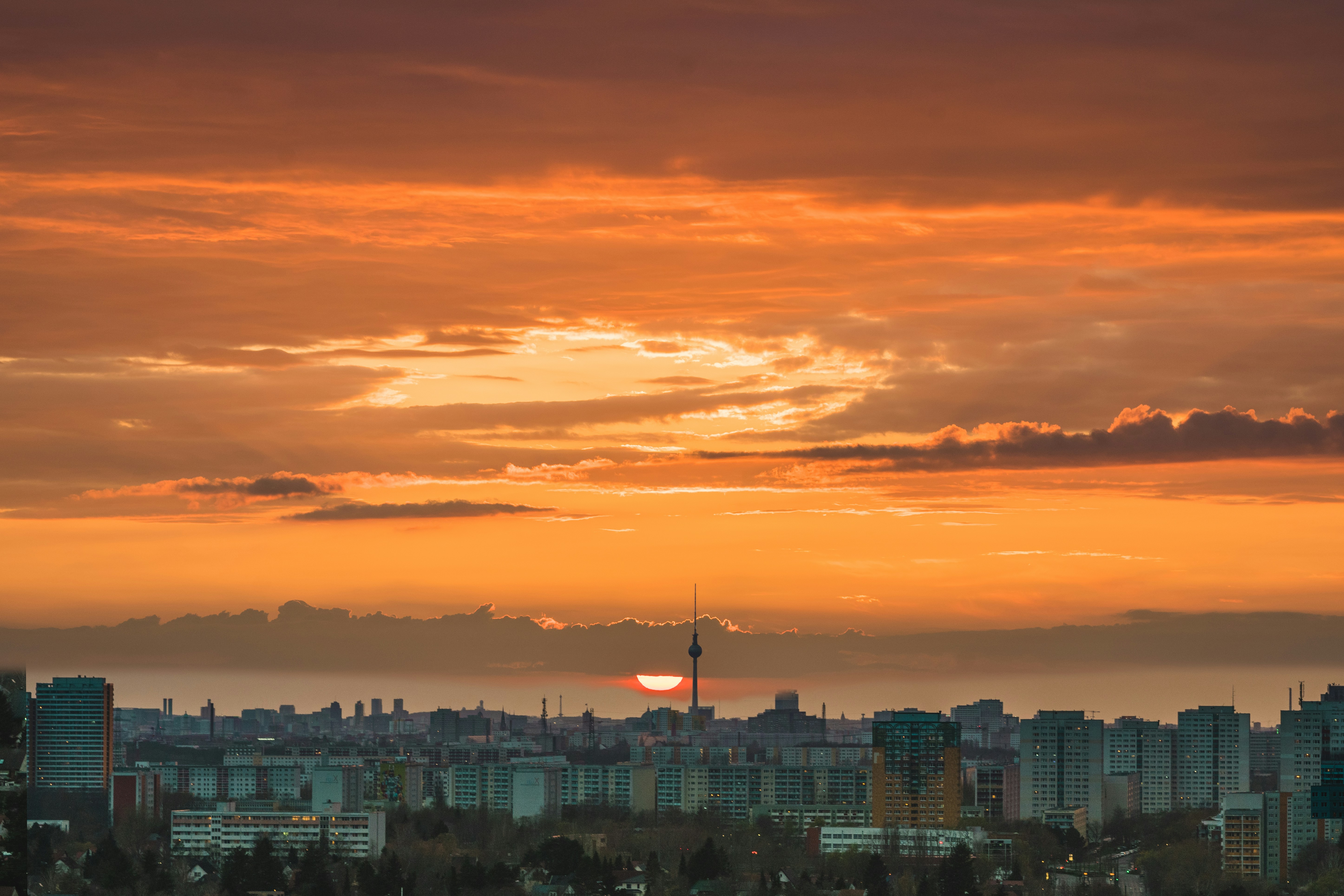 Skyline der Stadt während des orangefarbenen Sonnenuntergangs
