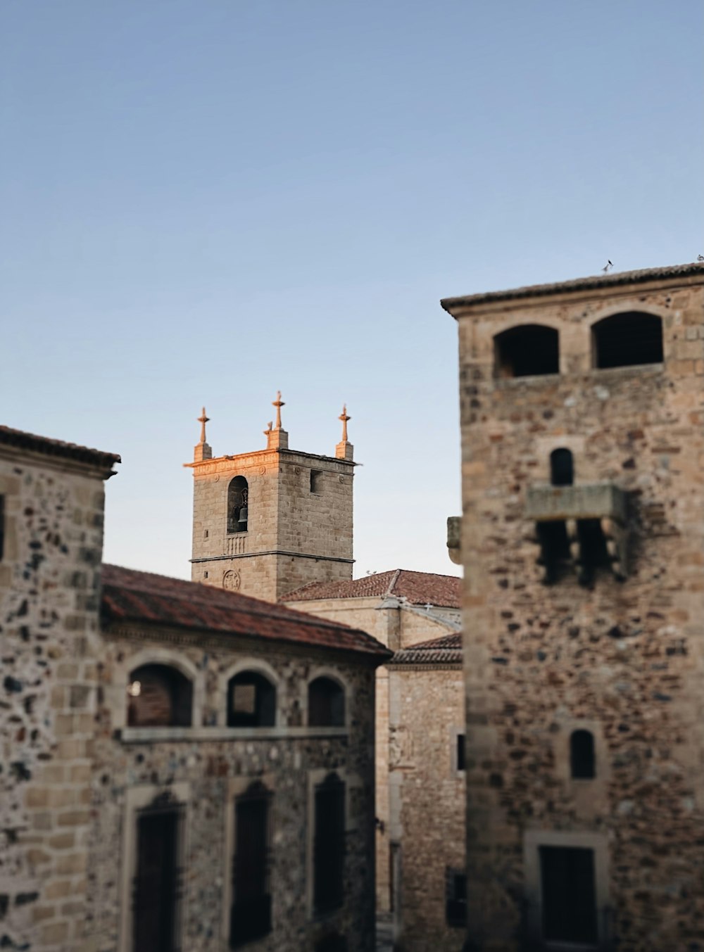 Edificio de hormigón marrón durante el día