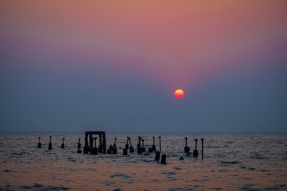 Silhouette von Menschen am Strand während des Sonnenuntergangs