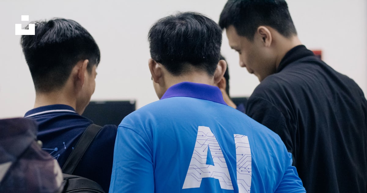 Man in blue nike crew neck t-shirt photo â Free Ftech Image on Unsplash