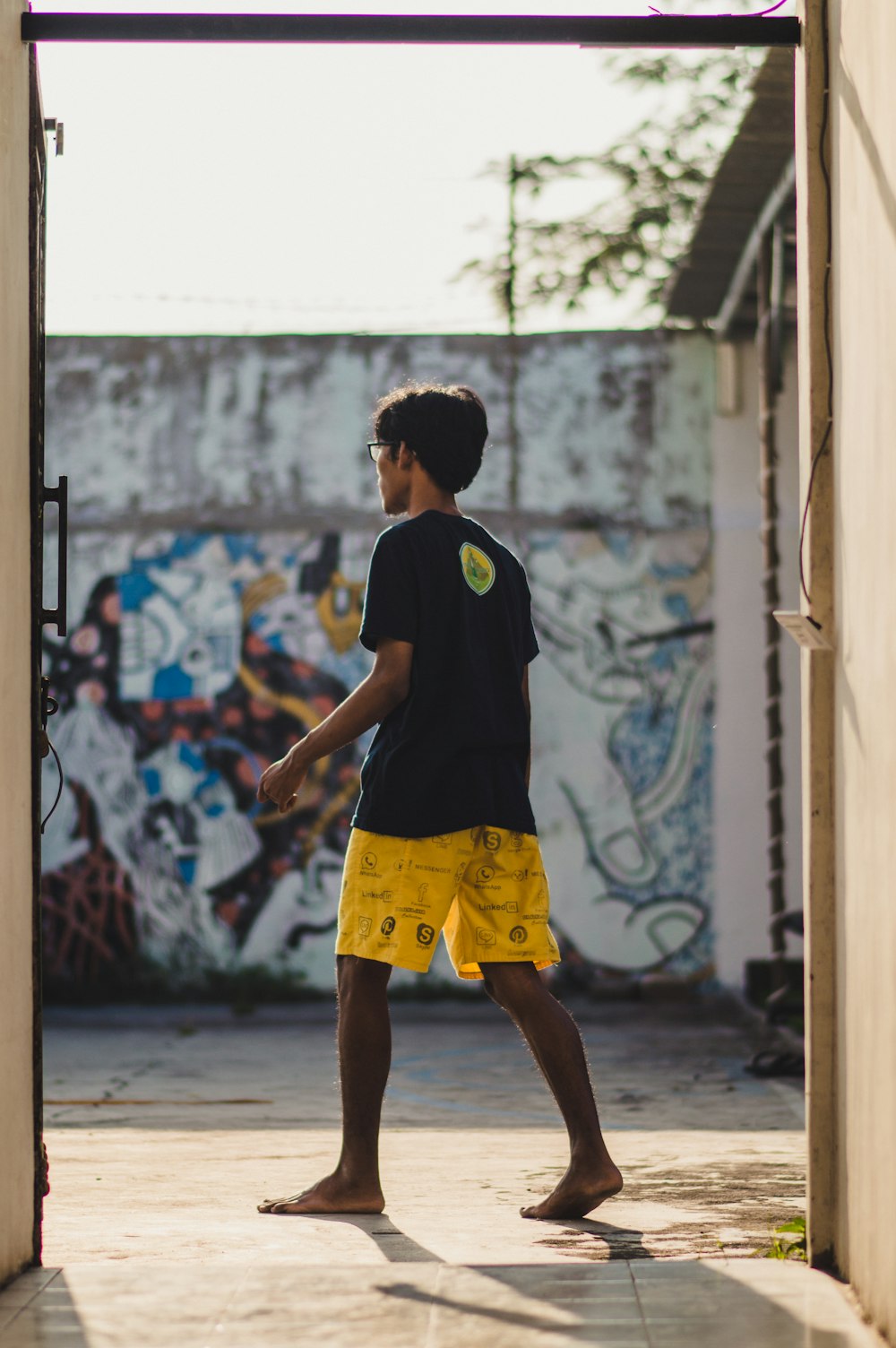 Foto de niño en camiseta de fútbol nike negra y amarilla y pantalones  cortos amarillos de pie en madera marrón – Imagen gratuita Malang en  Unsplash