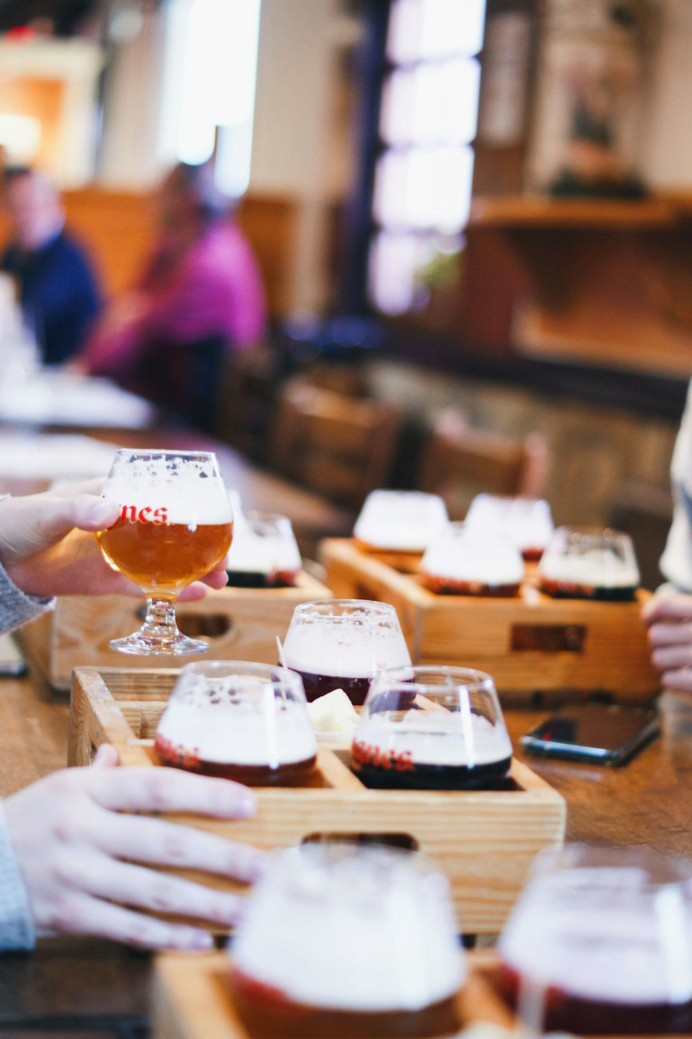 verre à boire clair sur table en bois brun