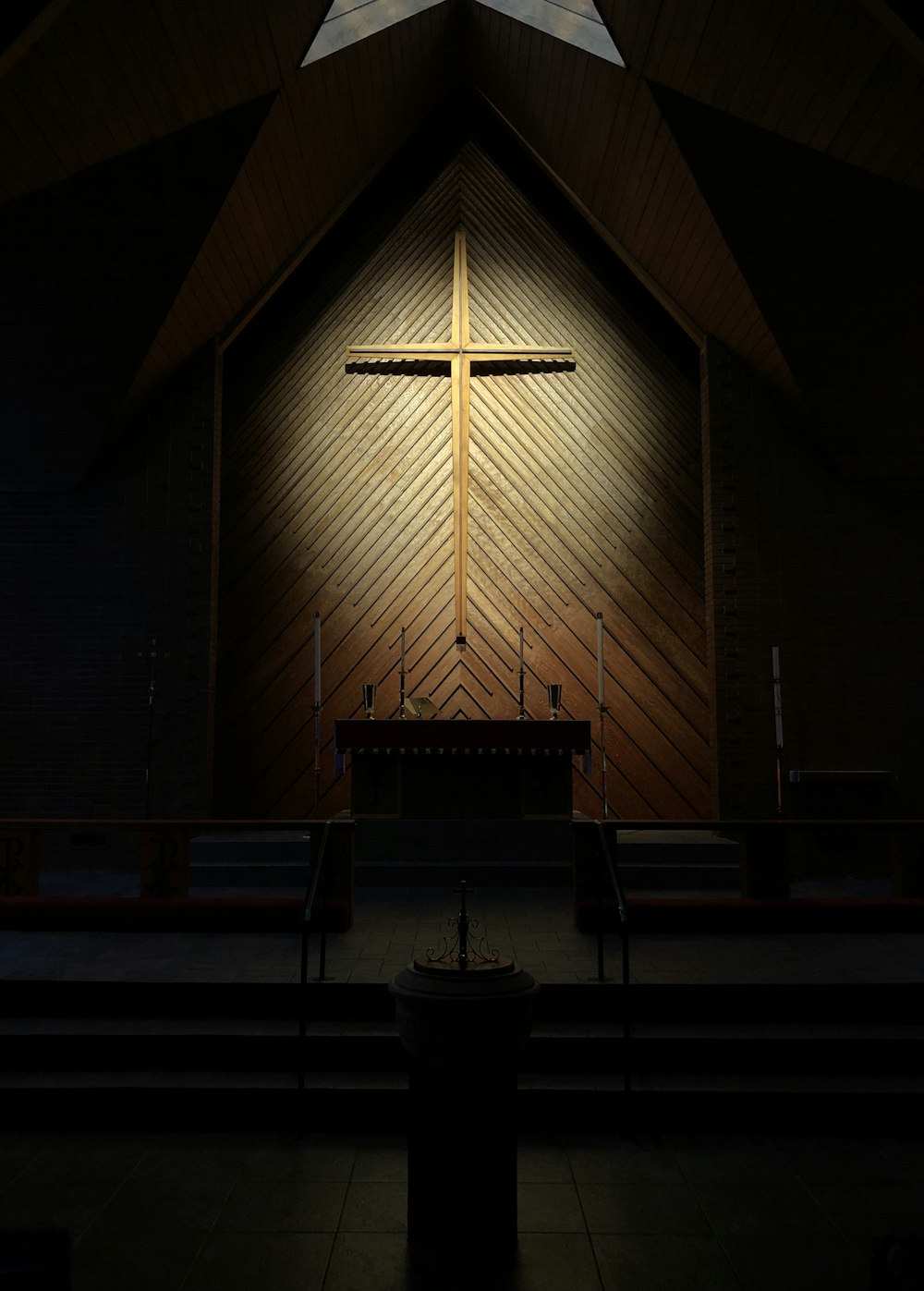 教会の茶色の木製ベンチ