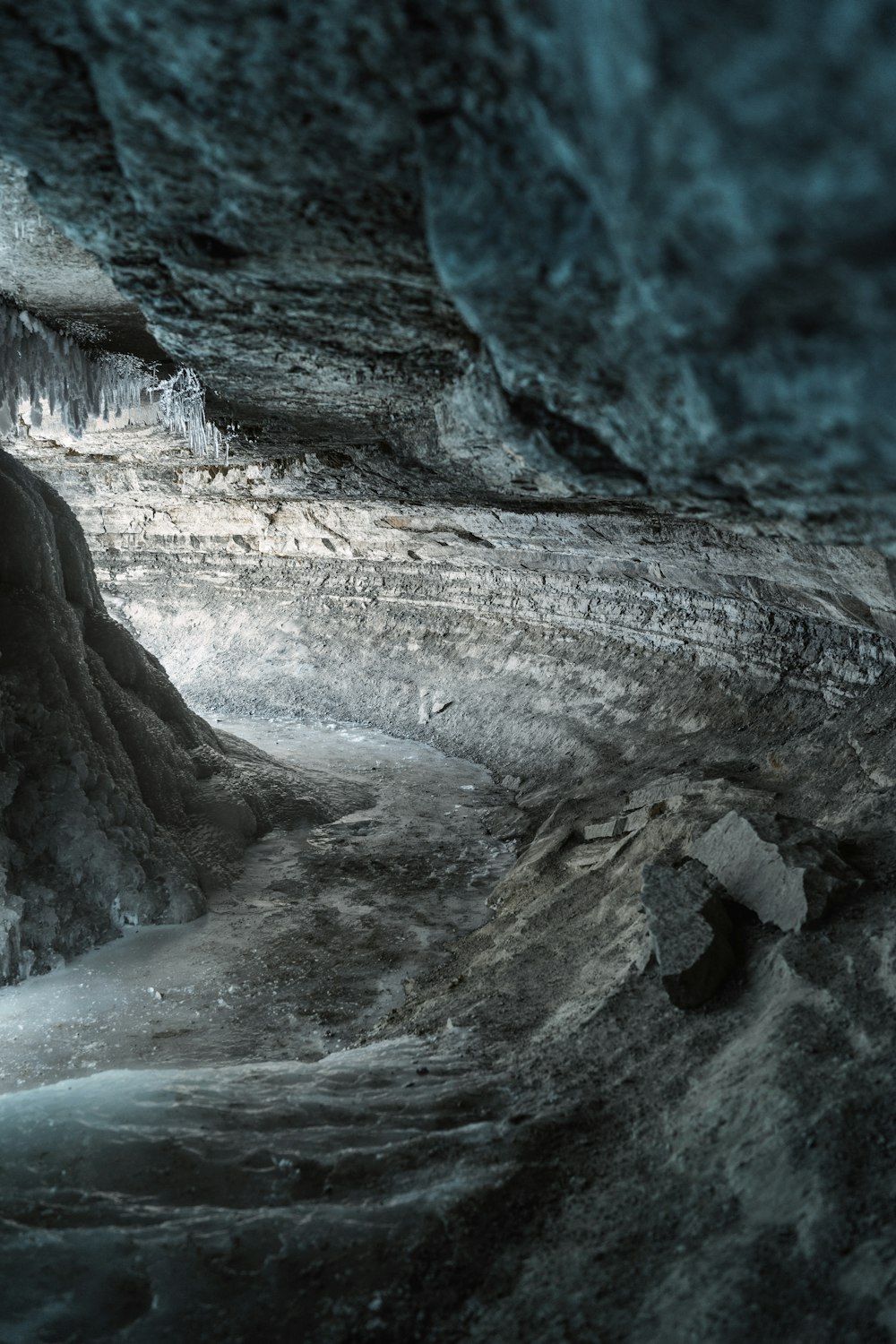 gray and black rock formation