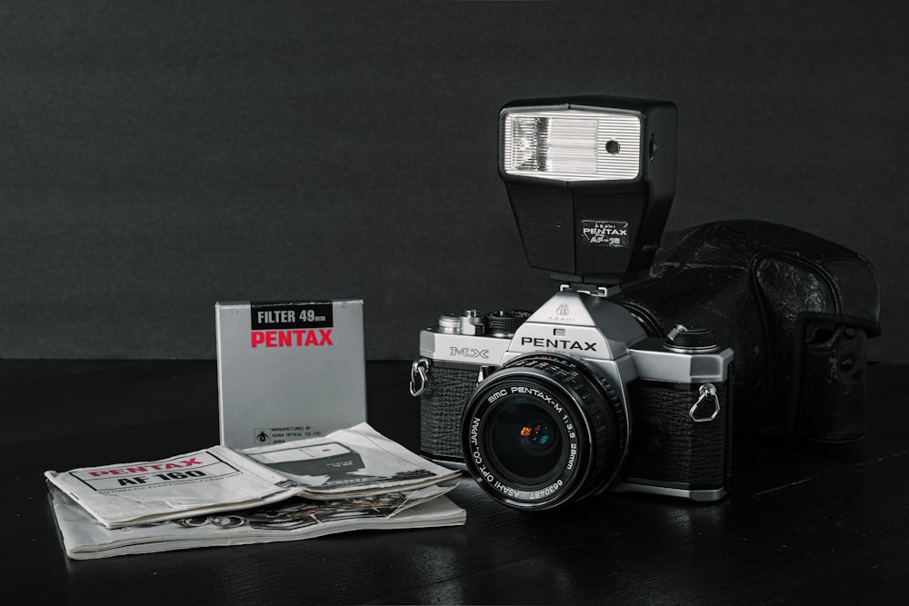 Fotocamera reflex digitale Nikon nera e argento su carta bianca