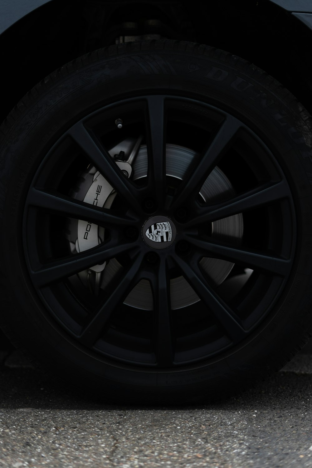 schwarzes 5-Speichen-Rad mit Reifen