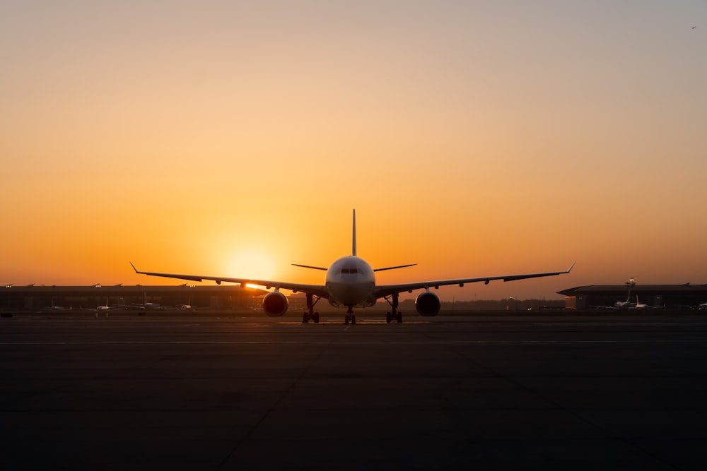 Weißes Flugzeug tagsüber am Flughafen