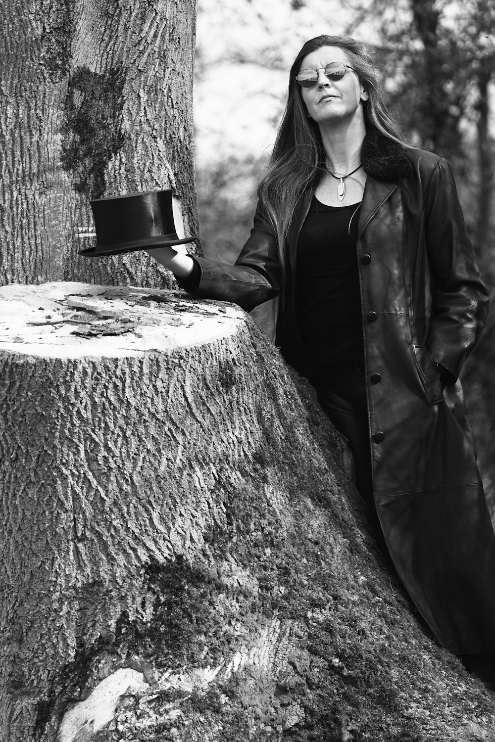 Foto en escala de grises de mujer con chaqueta de cuero negra