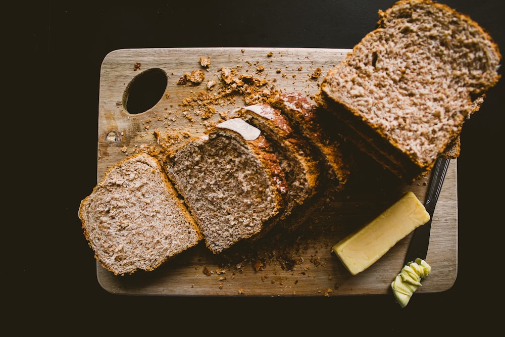 茶色の木製のまな板に茶色のパン
