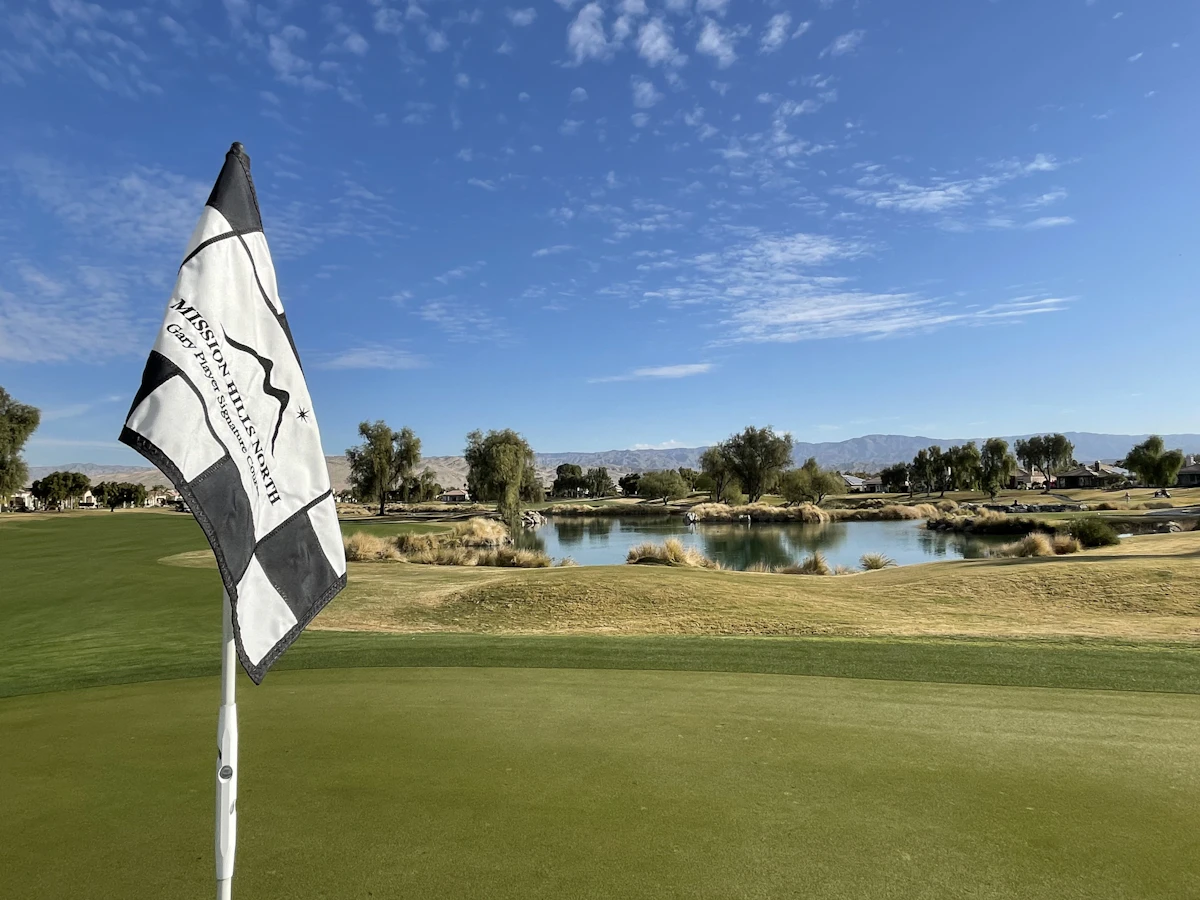 Bandera en un green de golf (foto ilustrativa)