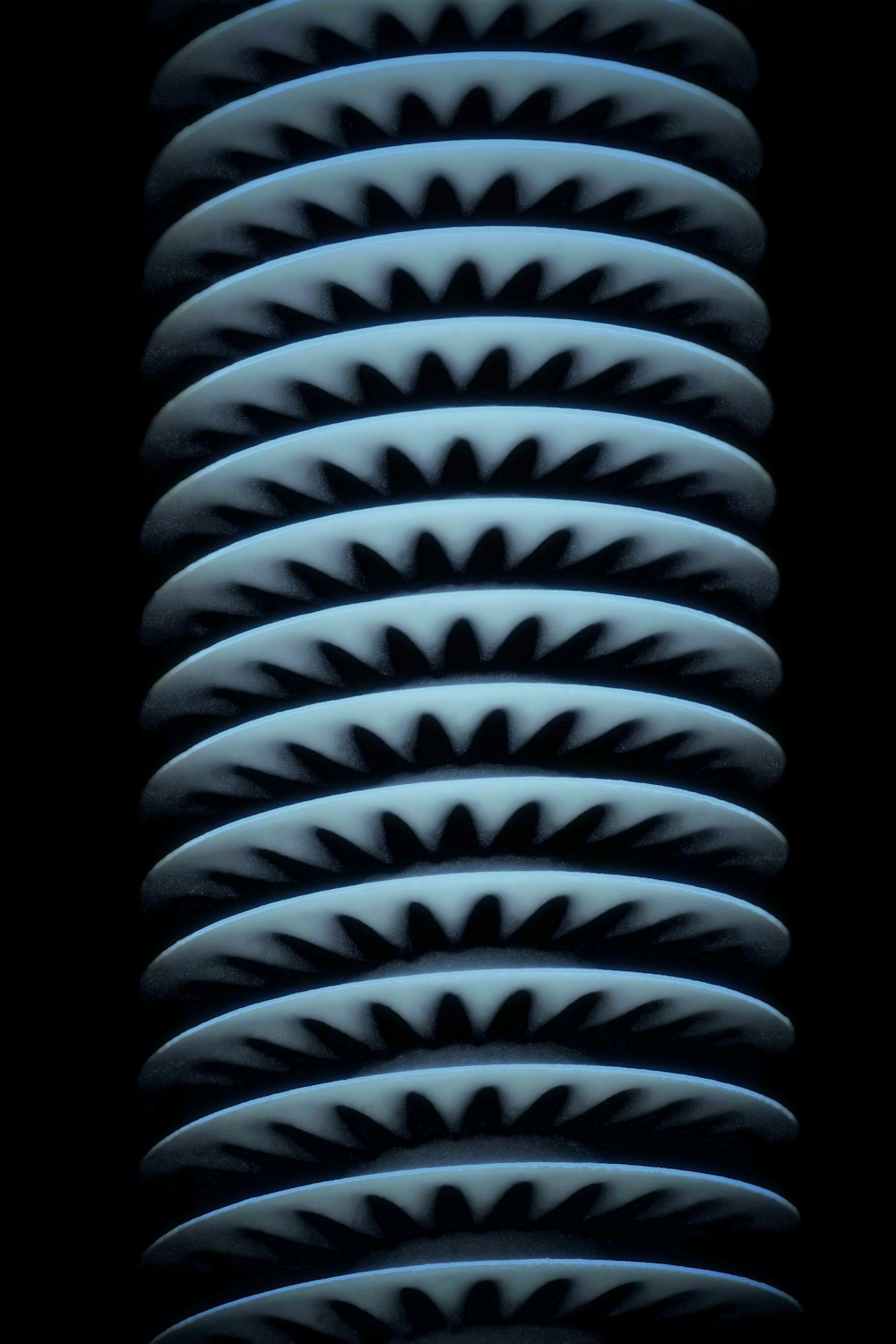 黒い背景に白い螺旋状の螺旋階段