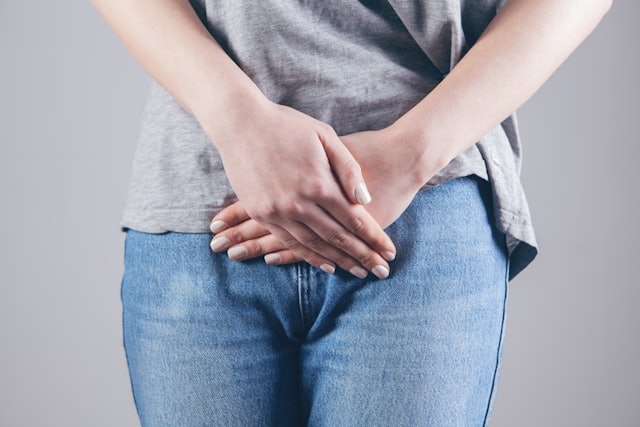Person fasst sich von vorne an den Bauch