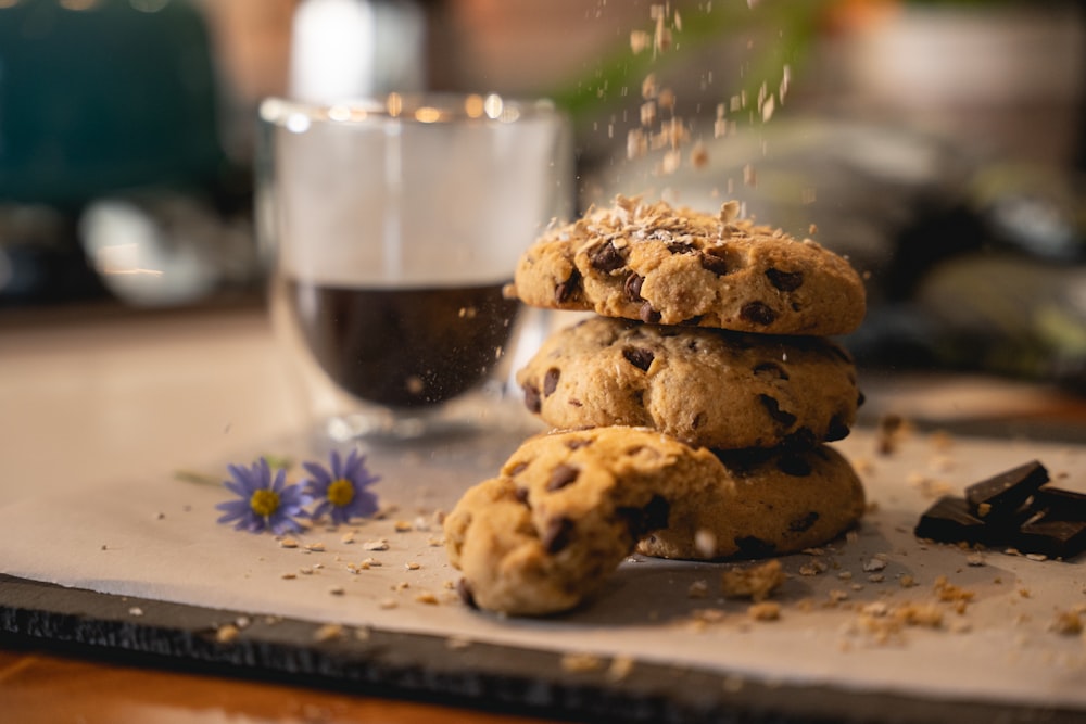 biscoitos na placa cerâmica branca