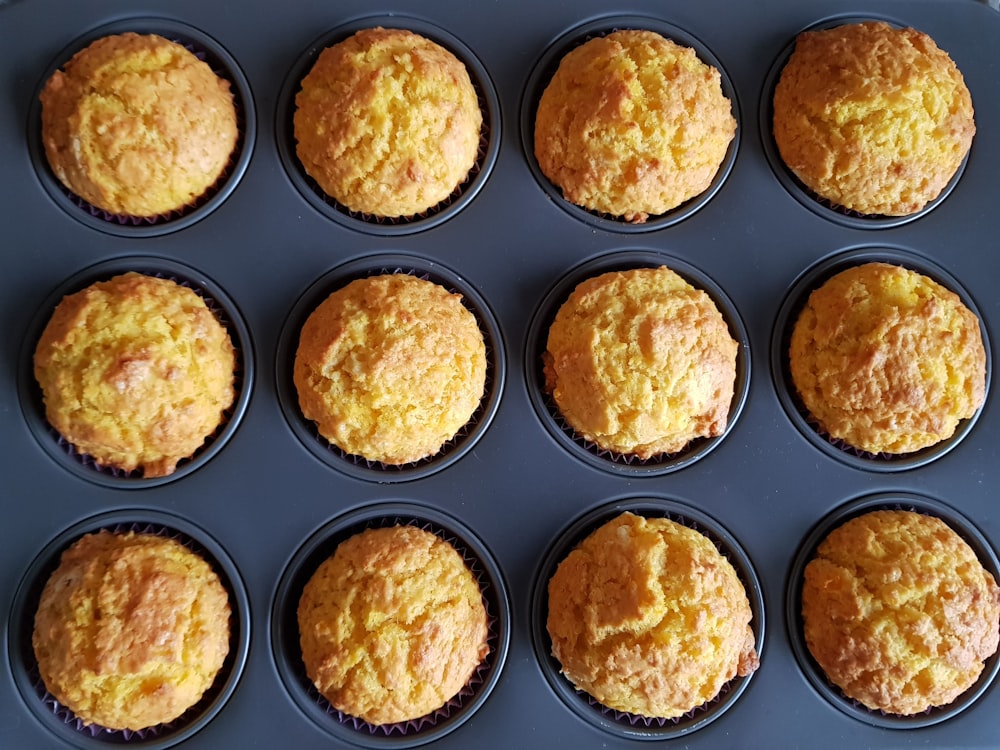 biscoitos castanhos na superfície preta