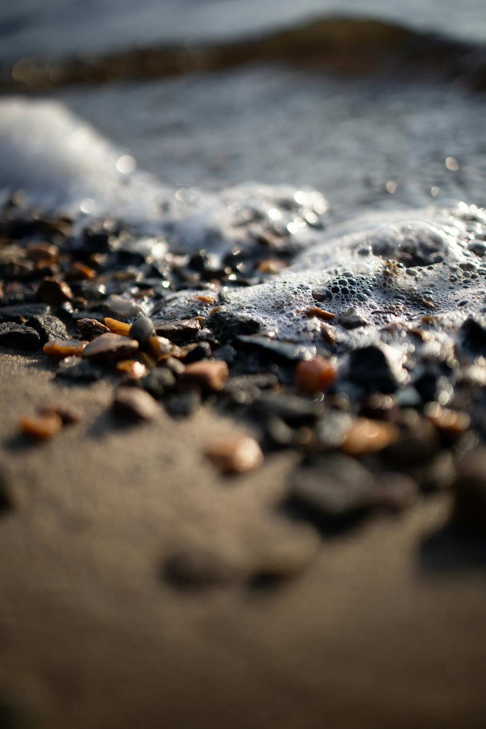 Piedras marrones y negras en la playa