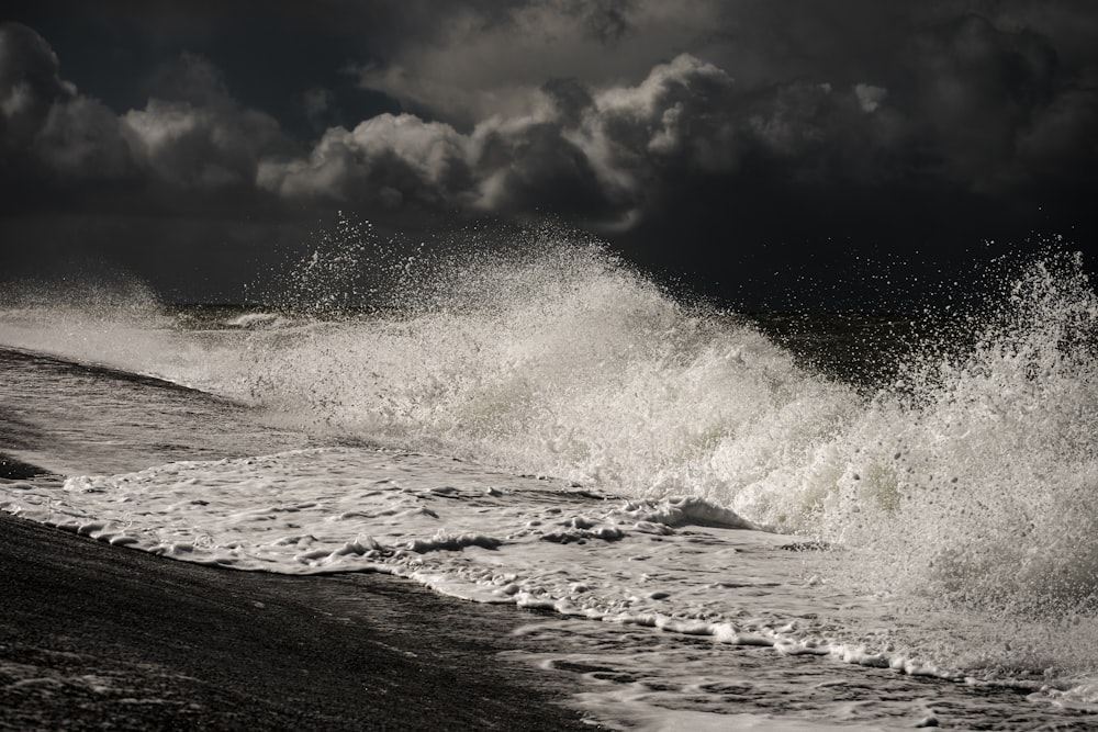 ocean waves crashing on shore during night time