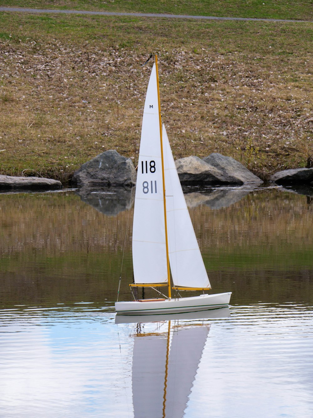 barca a vela bianca sul lago durante il giorno