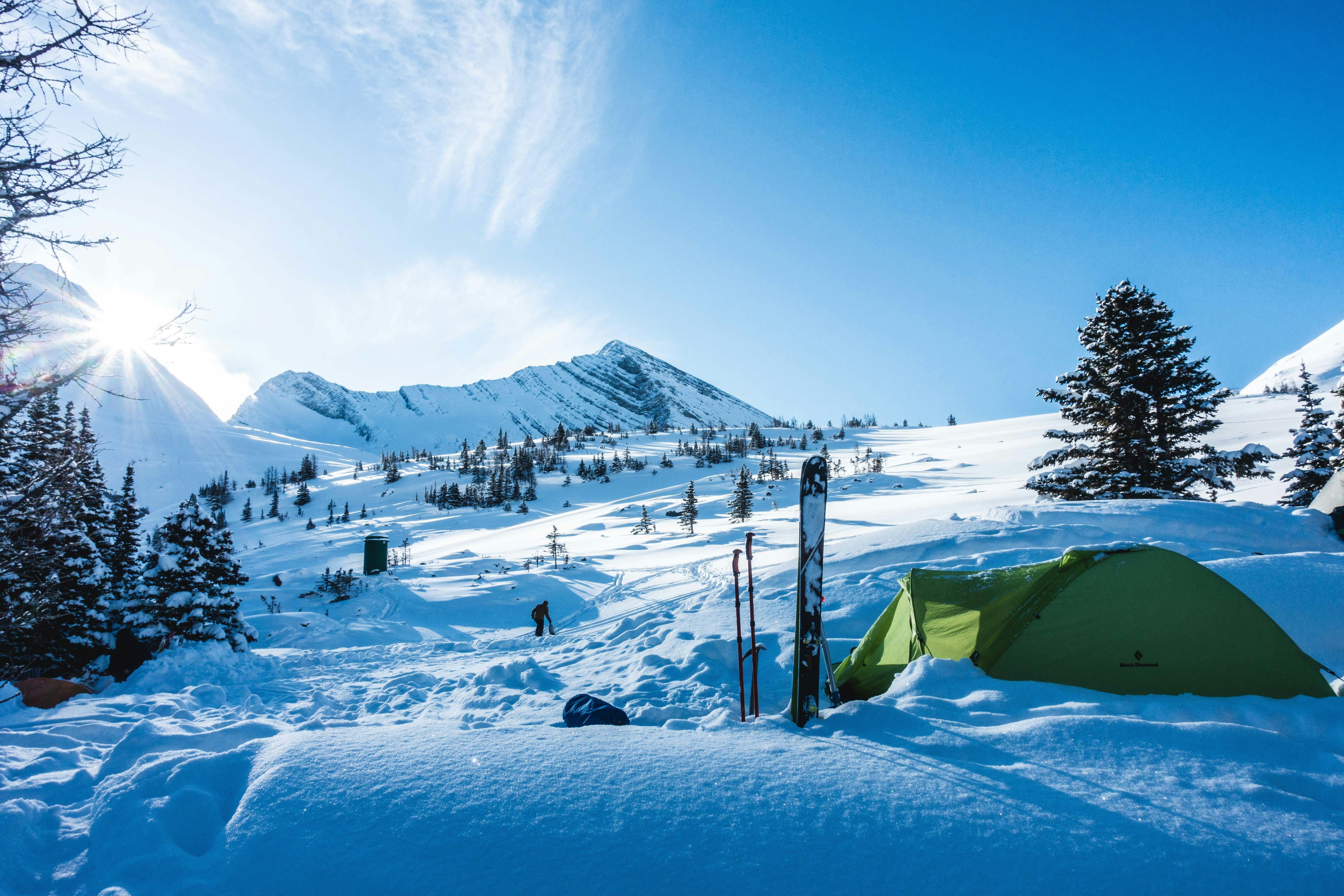 따뜻한 물에 손을 녹이는 모습