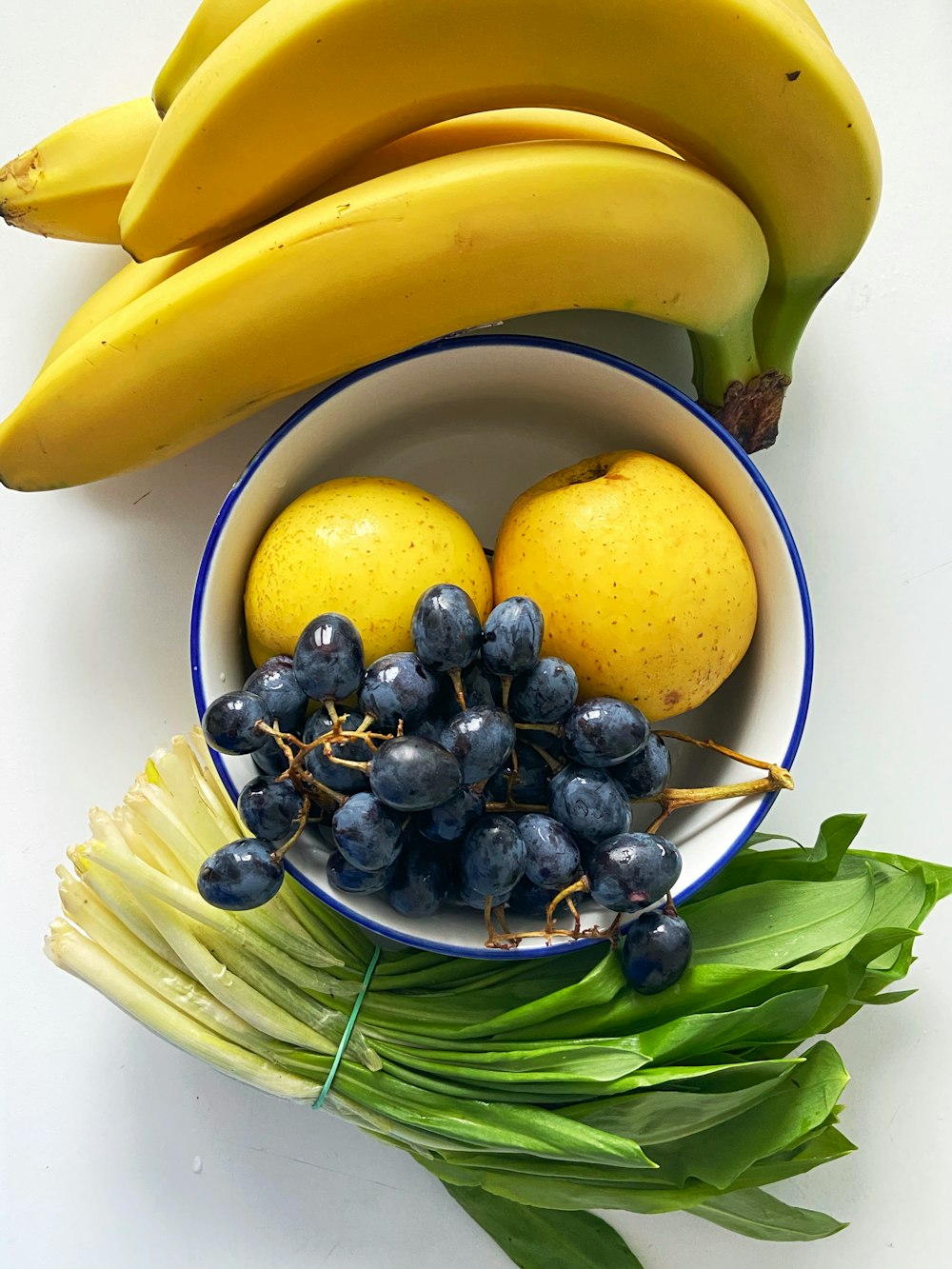 블루 세라믹 그릇에 담긴 노란 바나나와 블루 베리
