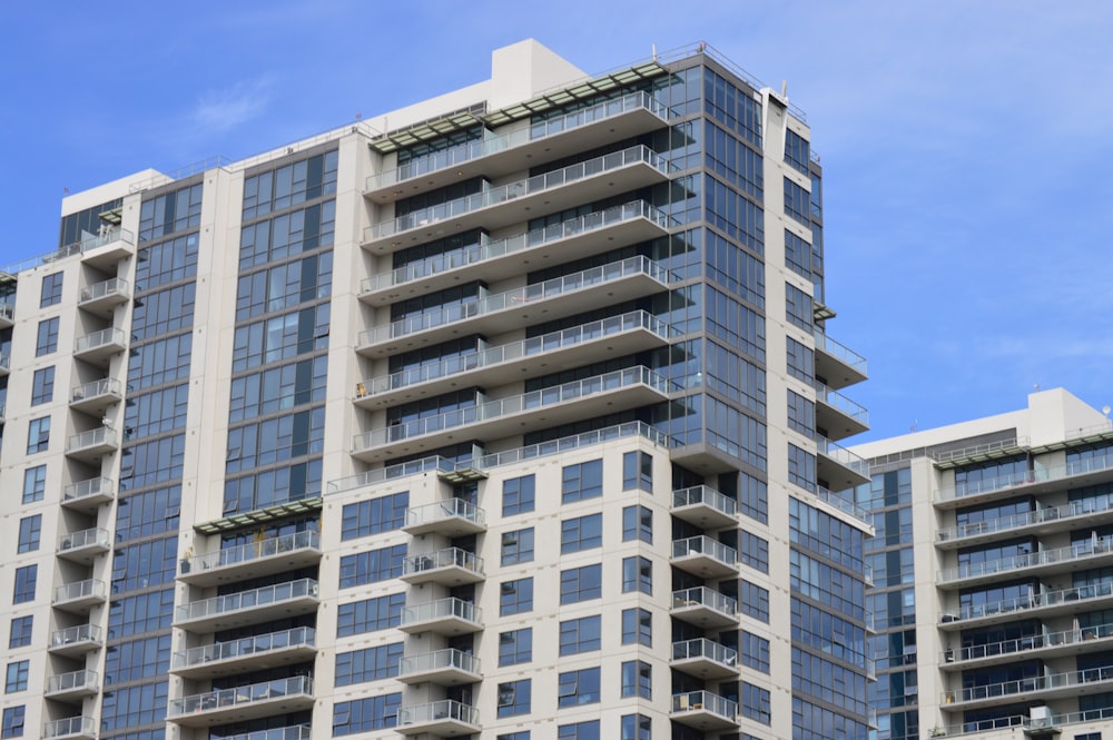 Edificio de hormigón blanco bajo el cielo azul durante el día