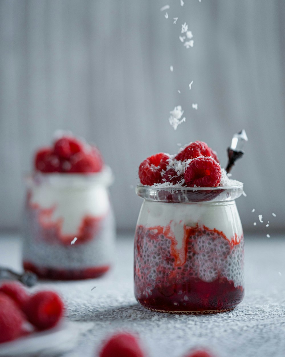 Helado rojo y blanco en recipiente de vidrio transparente