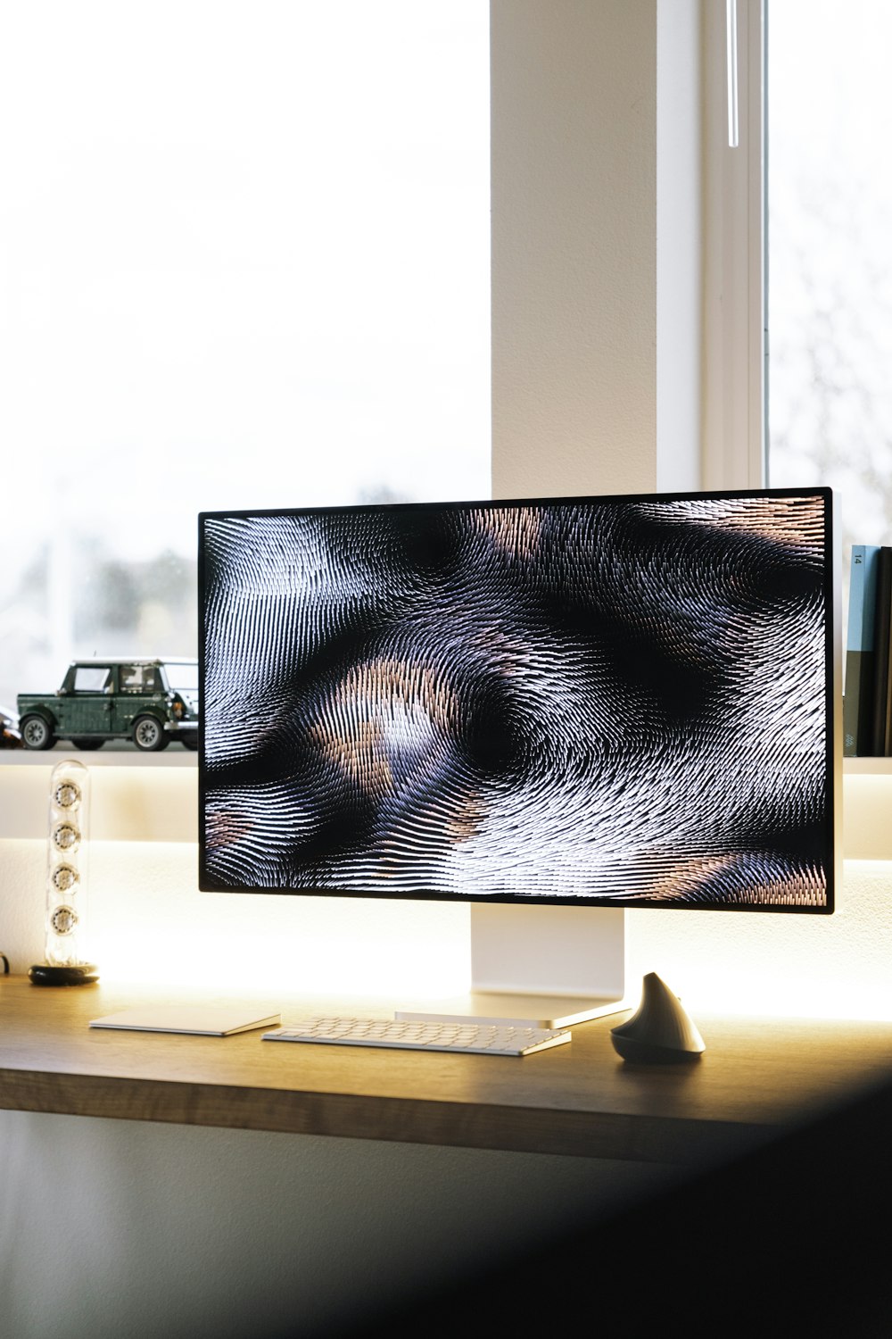 Monitor de computadora de pantalla plana negro sobre escritorio de madera marrón