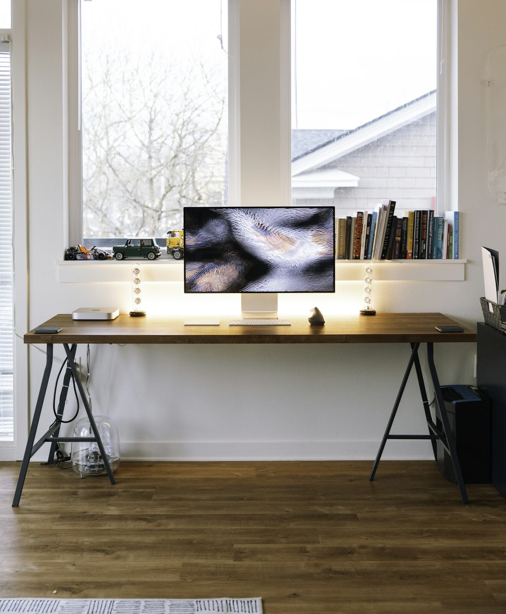 iMac argentato su tavolo di legno marrone