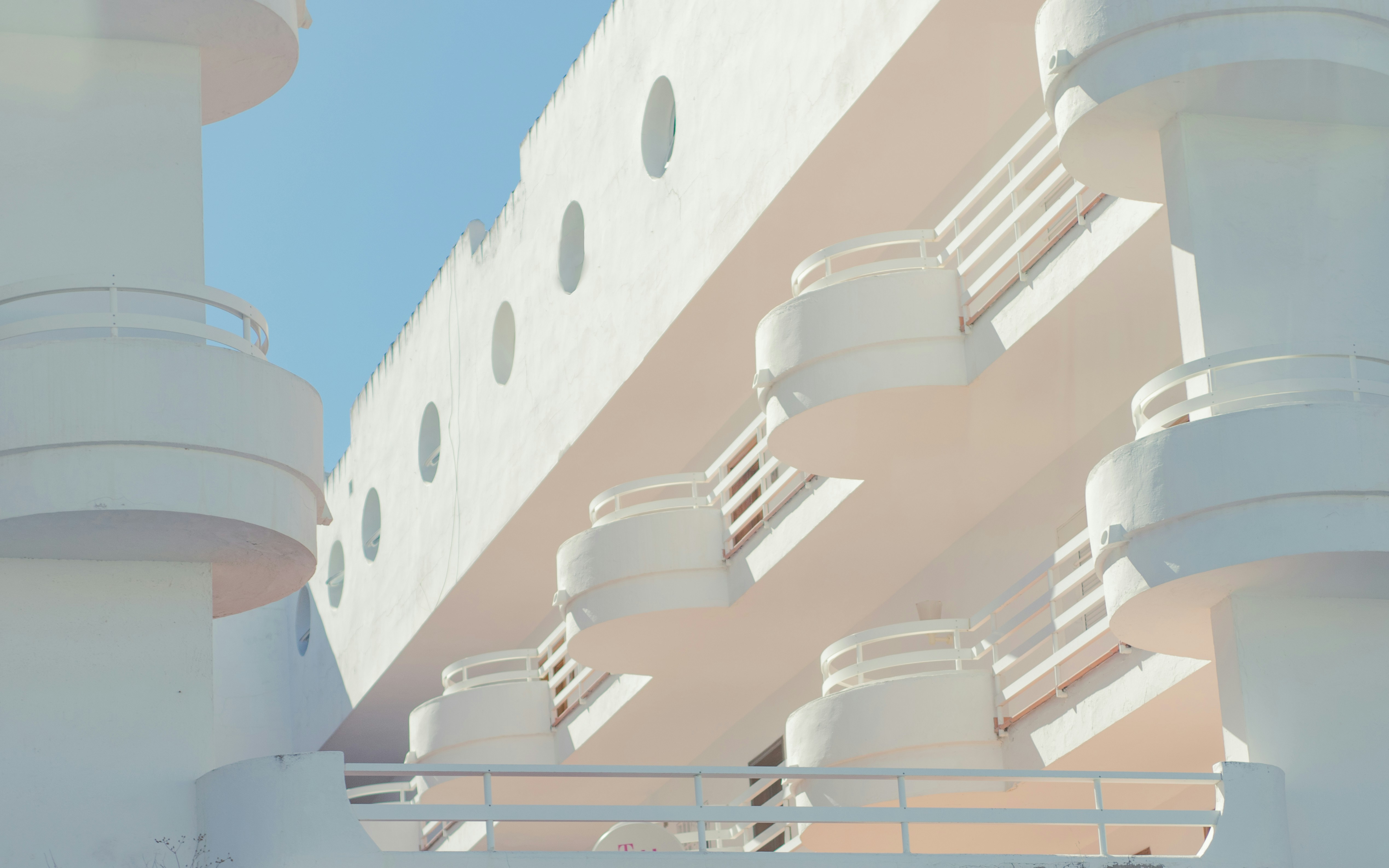 edifício de concreto branco durante o dia