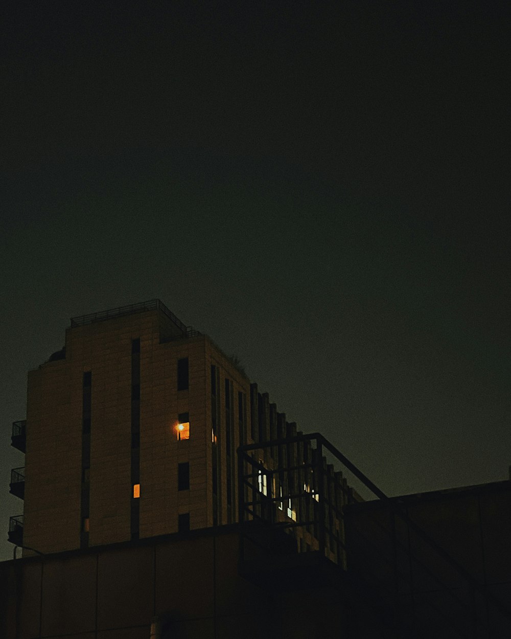 bâtiment en béton brun pendant la nuit