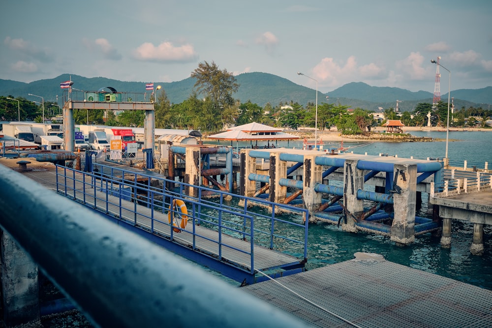 weißes und blaues Boot tagsüber am Dock