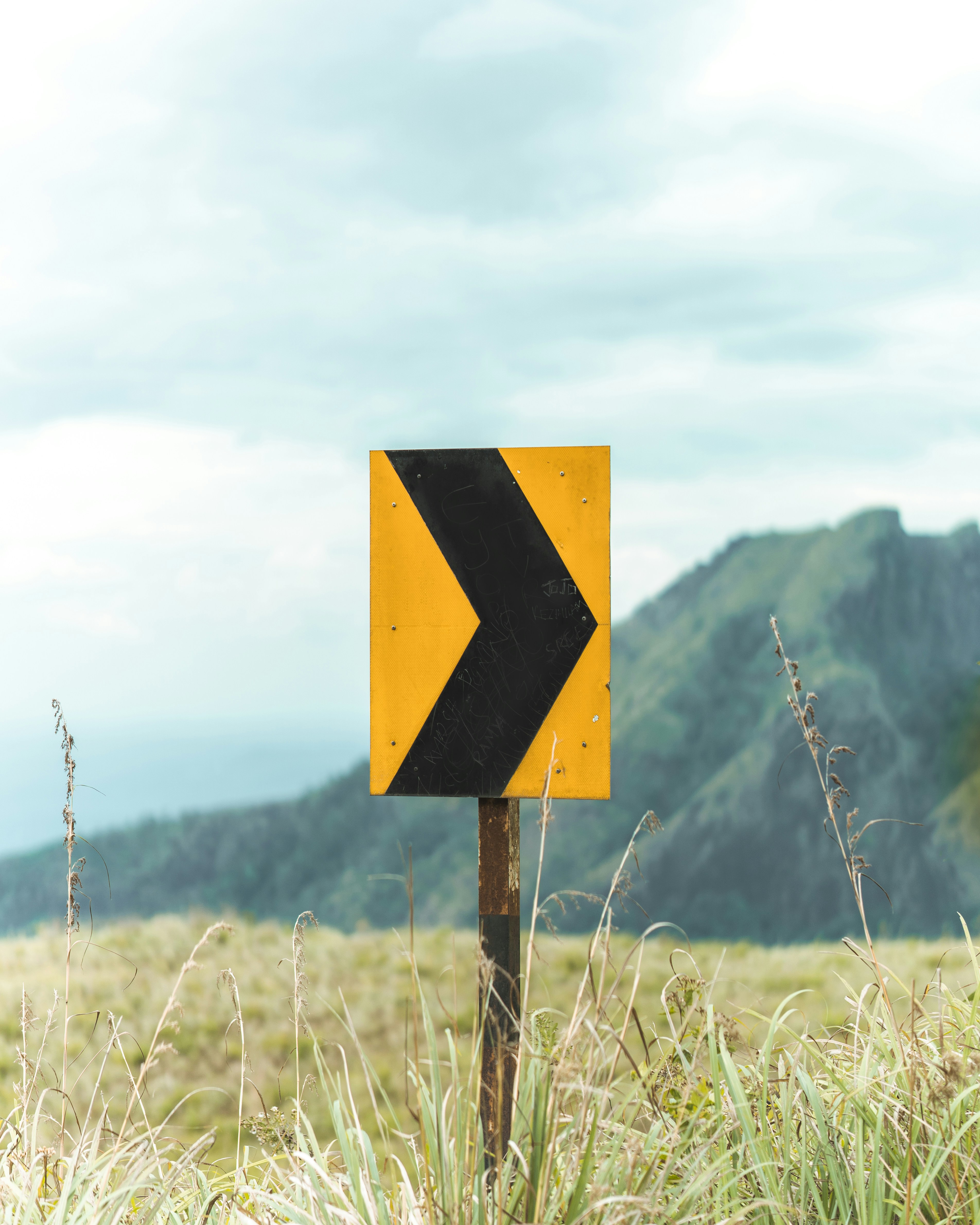 yellow and black arrow sign photo – Free Vagamon Image on Unsplash