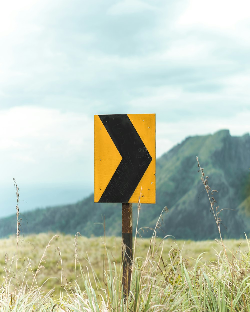yellow and black arrow sign photo – Free Vagamon Image on Unsplash