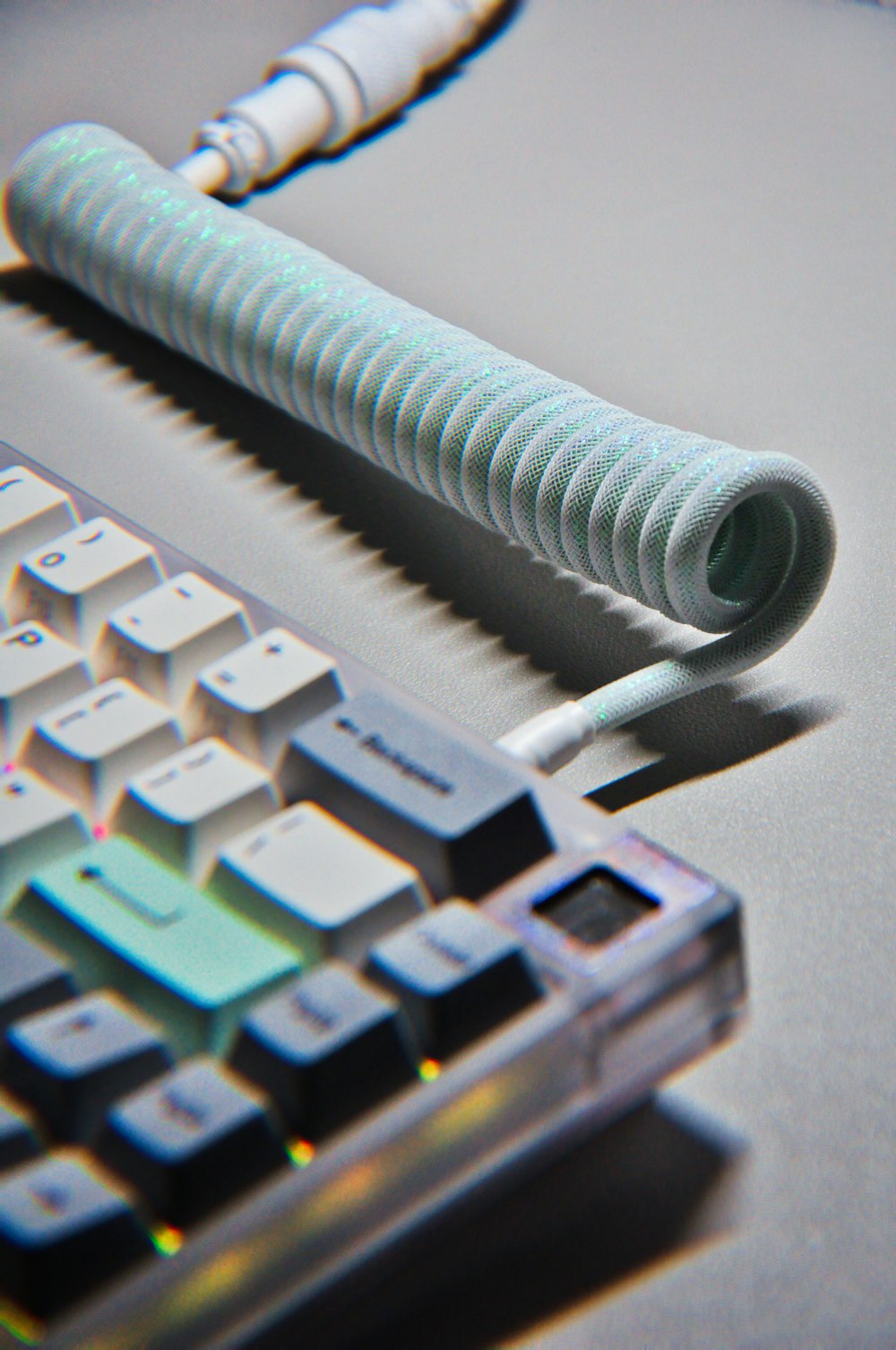 Teclado de ordenador blanco y gris