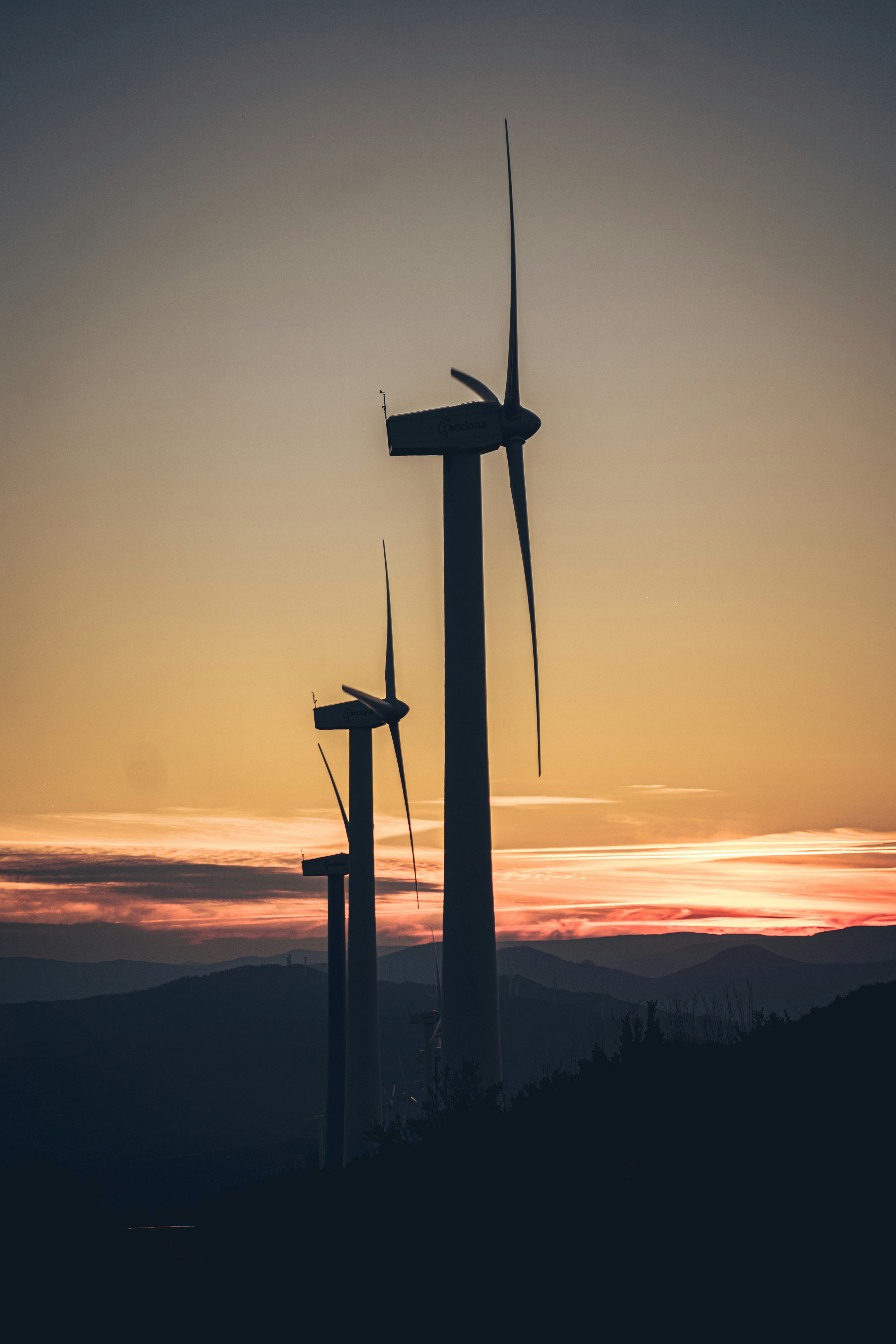 Silhouette der Windmühle bei Sonnenuntergang