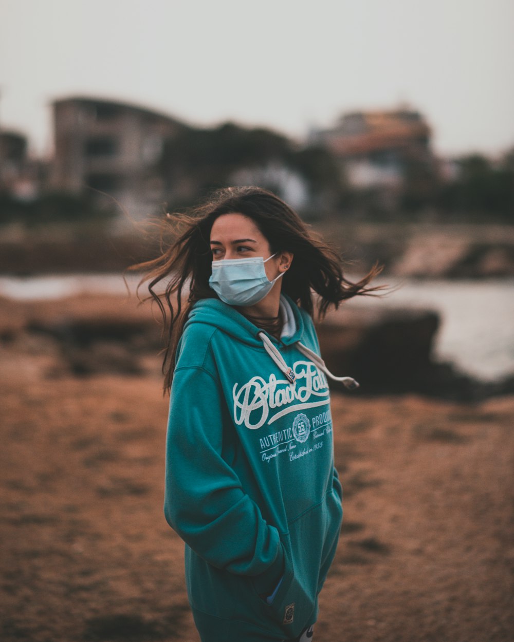 Frau in blauem Kapuzenpullover mit blauer Brille