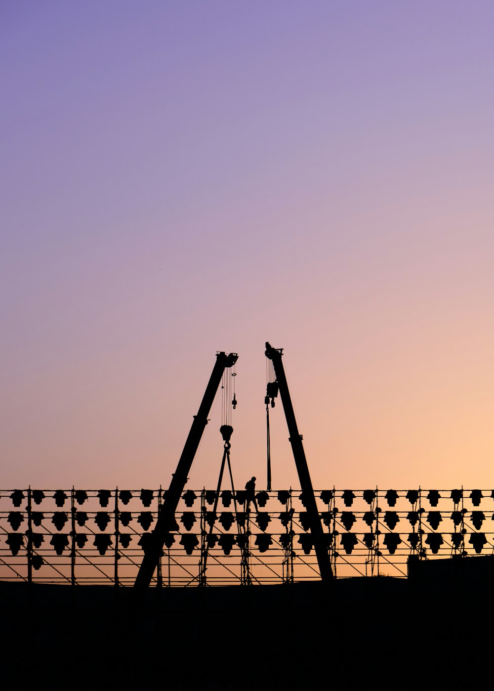 silhouette del treppiede della macchina fotografica durante il tramonto