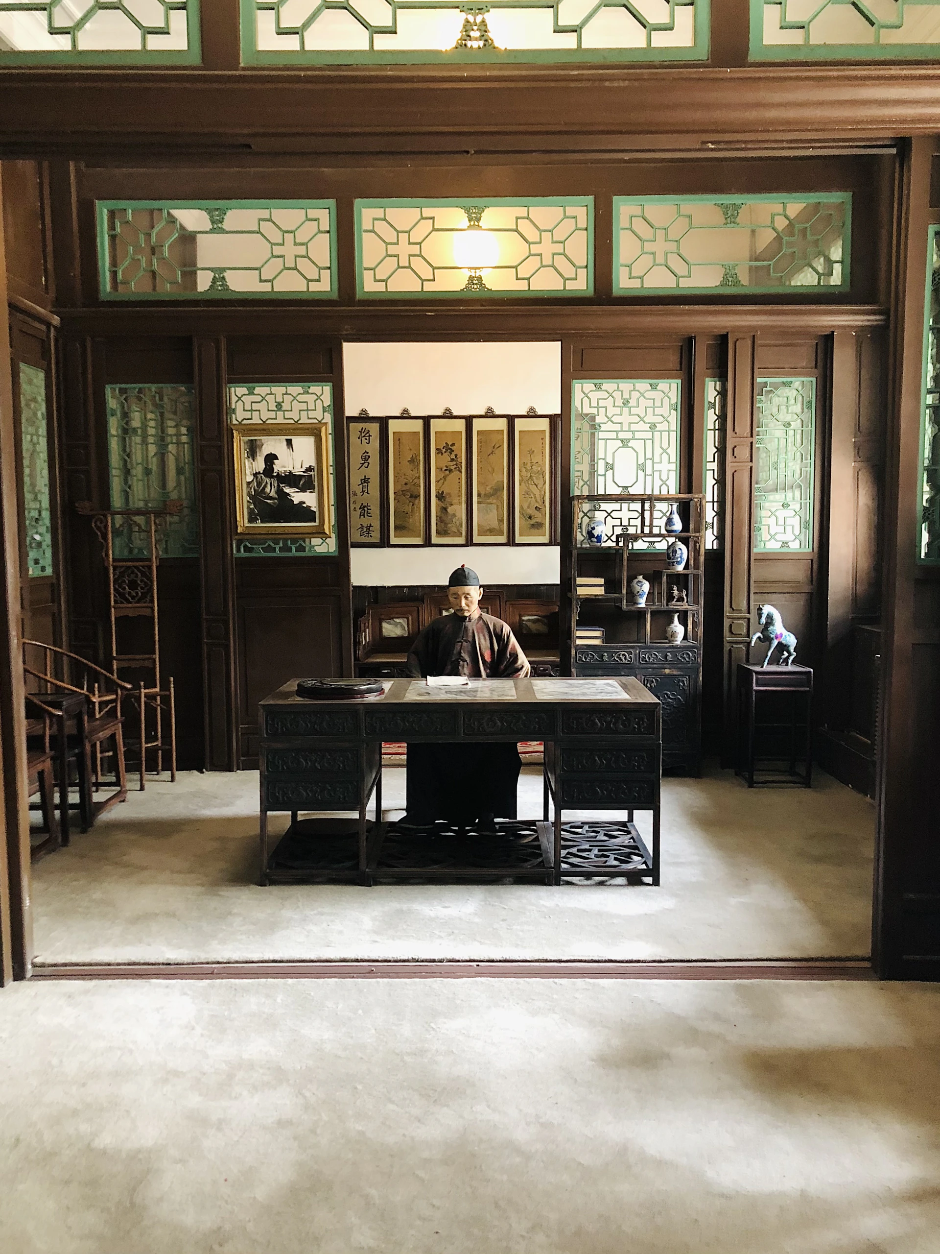 gray computer monitor