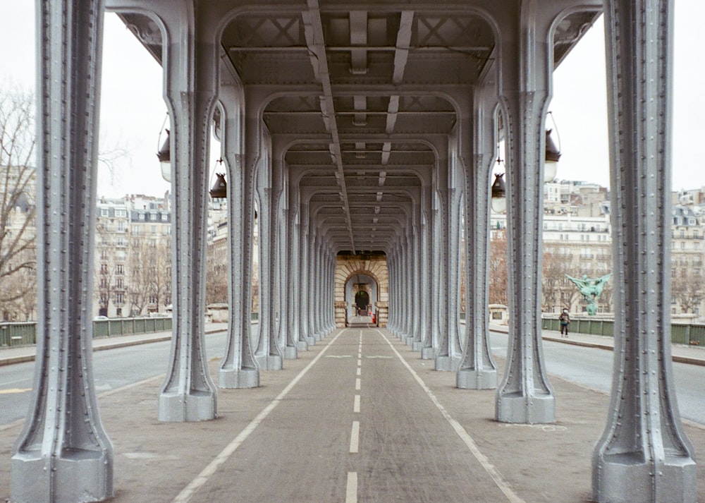 Graue Betonbrücke tagsüber