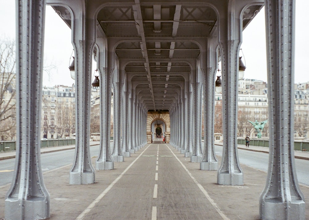 ponte in cemento grigio durante il giorno