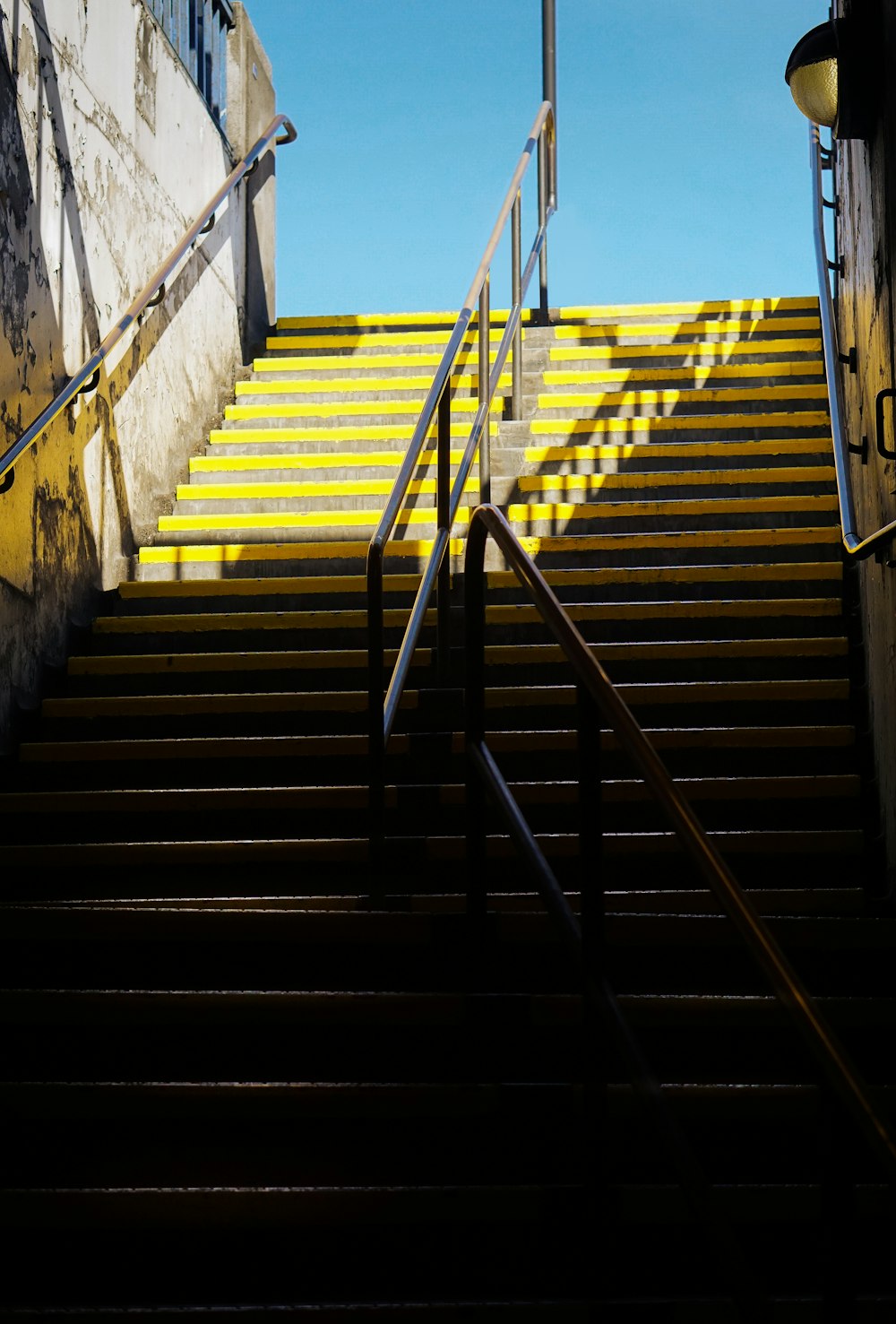 낮에는 노란색과 회색 계단