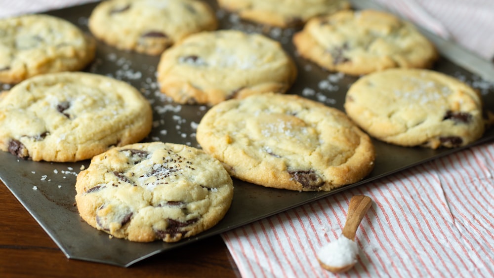 galletas marrones en bandeja de madera marrón