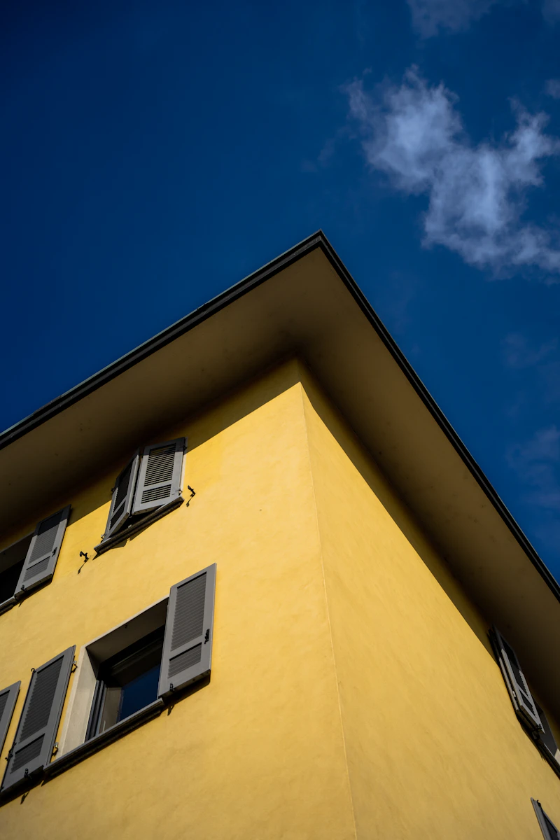Fachada amarela sob céu azul